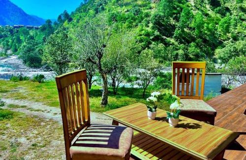 Gadherni Hotel | Hotel Himalayan Valley View Retreat - Best Selling Riverside Hotel in Manali