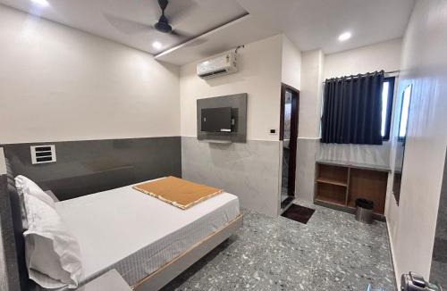 Surat District Hotel | Hotel Madhav Palace
