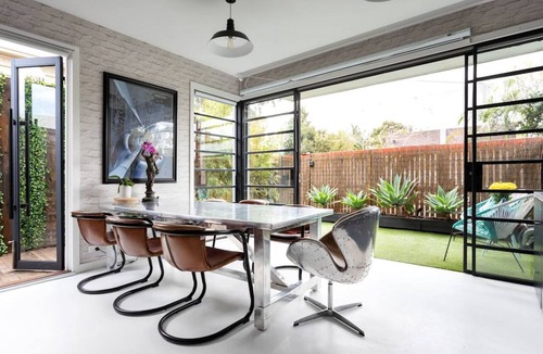Windsor Apartment | House of Windsor by Ready Set Stay - Kings Domain - Fully Fenced and WIFI
