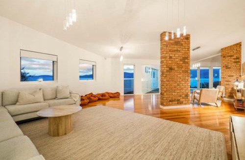 Howrah House | House on the Hillside with City Views Sleeps 12