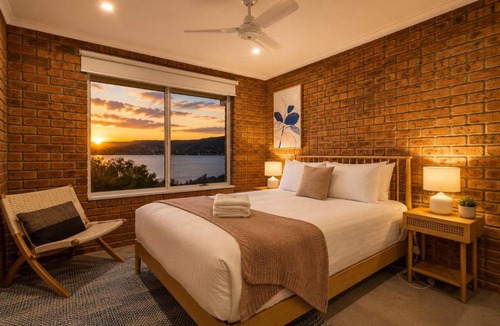 Howrah House | House on the Hillside with City Views Sleeps 12