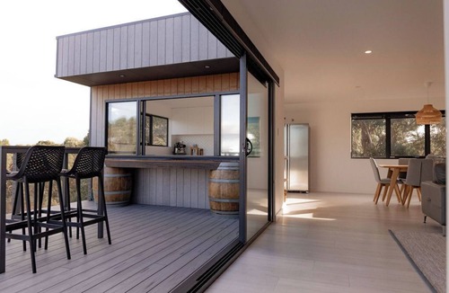 Stieglitz Apartment | House Peron - Bayside Luxury