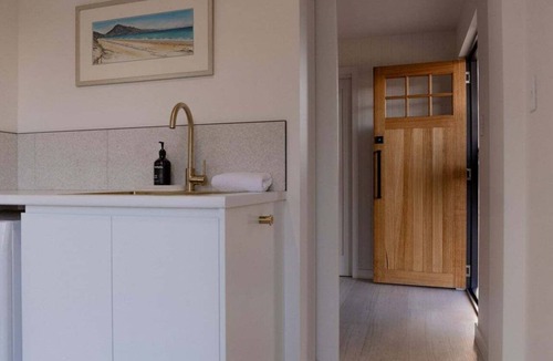 Stieglitz Apartment | House Peron - Bayside Luxury