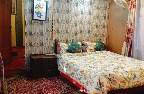 Dal Lake Bed & Breakfast | Houseboat New Retreet