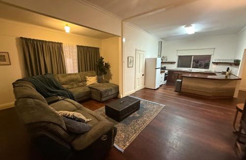 Wonthella House | Huge comfy 4br home near CBD