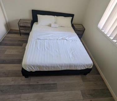 New Auckland House | Huge Holiday Home 4Beds 2Baths in Gladstone near Shopping Center