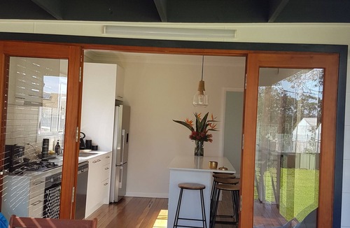 Huskisson House | Husky Central, luxury, 2 minute walk to town, pet friendly, wi-fi, hygenic, warm