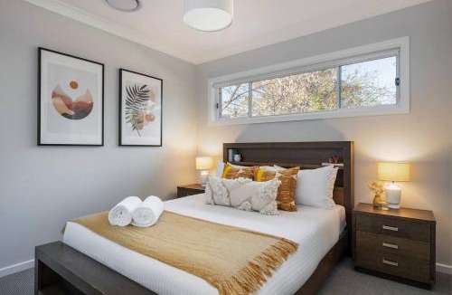 Central Mudgee House | 'Huxley House' An Elegant Mudgee Retreat with Backyard