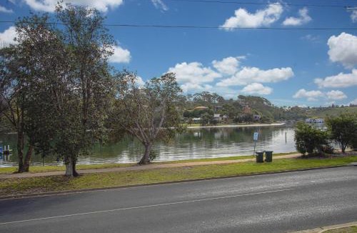 Lakes Entrance Apartment | Hybiscus Waterfront Apartments