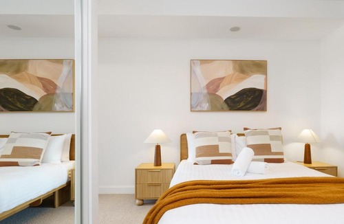 City East Apartment | Iconic Canberra Views with Pool and Gym - Hosted by Canstay