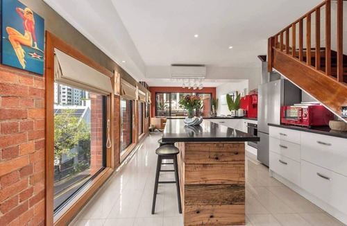 Spring Hill Apartment | Iconic Warehouse Apartment~CBDEdge~2Bed/2Bath/1Car