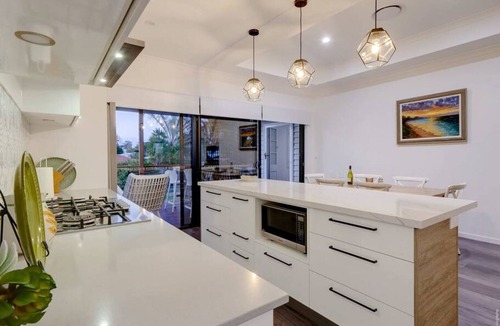 Urangan House | Ideal base 4 Whale Watching w/Private deck/BBQ/AC