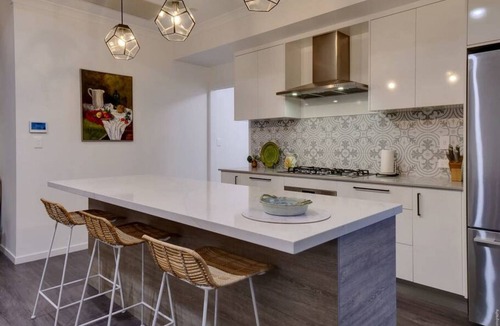Urangan House | Ideal base 4 Whale Watching w/Private deck/BBQ/AC