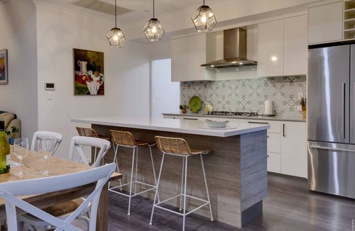 Urangan House | Ideal base 4 Whale Watching w/Private deck/BBQ/AC