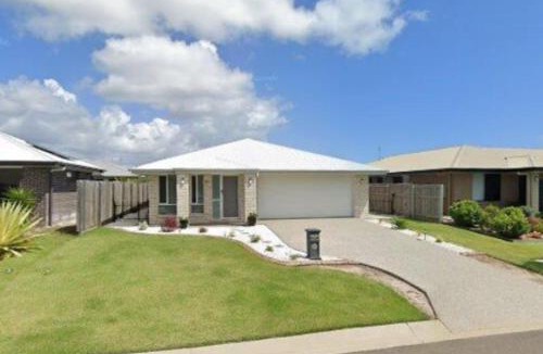 Eli Waters House | Ideal for Tradies and Nurses by Custom Bnb Hosting