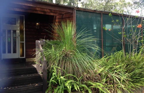Denhams Beach House | Idyllic Quinoa Beach Cottage in Sunshine Bay for a Family Getaway