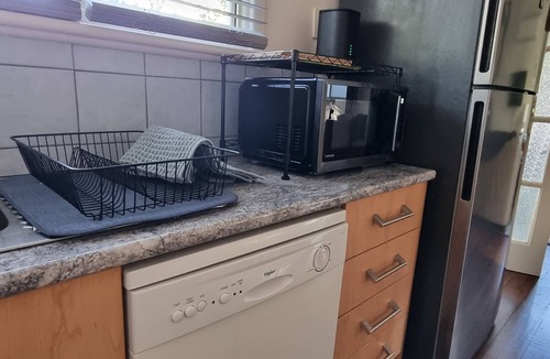 Warburton House | Idyllwylde. Pet-friendly. Cosy. Close to town & river.