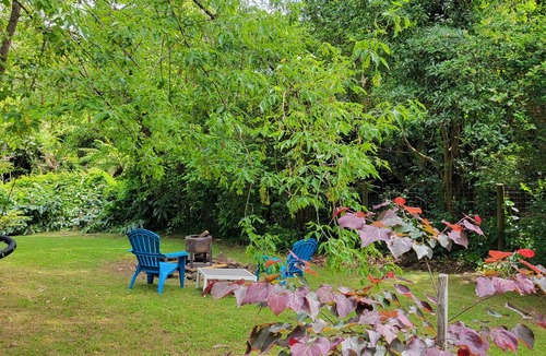 Warburton House | Idyllwylde. Pet-friendly. Cosy. Close to town & river.
