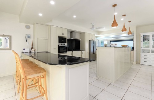 Mowbray House | Incredible Beachfront home, 10 min to Port Douglas