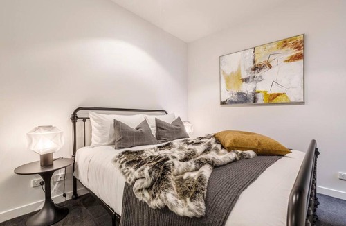 Collingwood Apartment | IndustrialStyle Pad in Cool Grungy Neighborhood