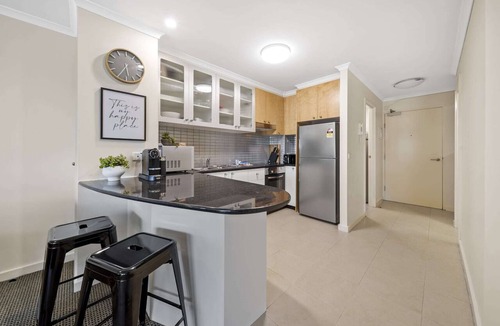 Braddon Apartment | Inner-City 2-Bed with Parking, Pool, Gym & BBQ