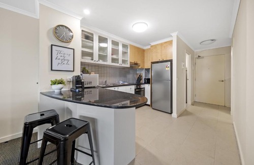 Braddon Apartment | Inner-City 2-Bed with Parking, Pool, Gym & BBQ