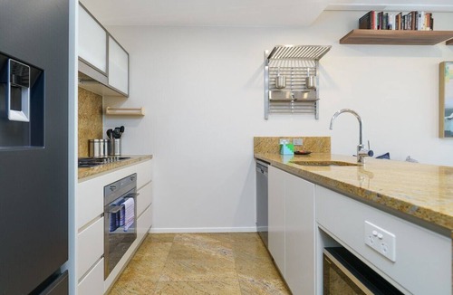 City East Apartment | Inner City Escape with Pool and Gym by Glebe Park