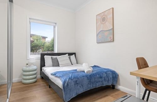 Matraville House | Inviting Double Room with Sunlit Comfort - Matraville - Shared Bathroom and Kitchen