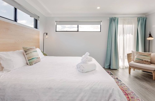 Dunsborough House | INVITING HOLIDAY ESCAPE BOASTING A SPARKLING POOL
