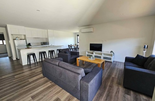 George Town House | Inviting & Spacious, 5 minute drive to MTB Trials & beaches, short walk to shops