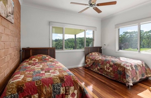 Sherwood Cottage | Iron Bark Cottage - Bush and Beach Experience