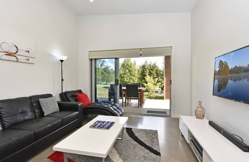 Pokolbin Villa | Ironbark Hill Villa 2