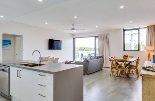 Huskisson Apartment | Ishtar Apartment 1 by Book Jervis Bay Luxury Living Accommodation