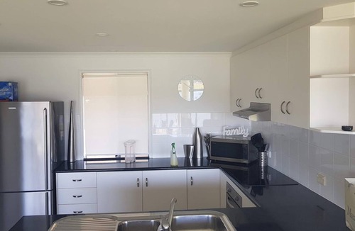 Nangkita House | Island Getaway: 2 Bedroom Townhouse With Pontoon For All Your Fishing Needs!