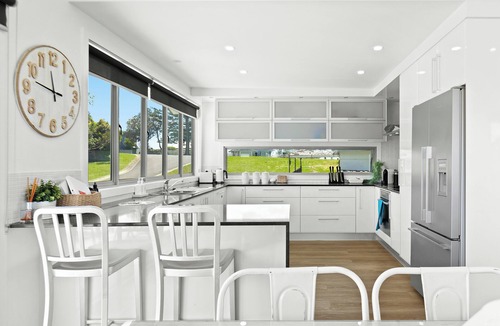 Tuross Head House | Island View- Beachside Bliss: Steps to the Sand and Stunning Views