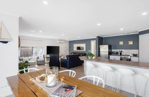 Encounter Bay House | `Islander Escape` - Private Jetty - Kayaks - Family Friendly - Wifi