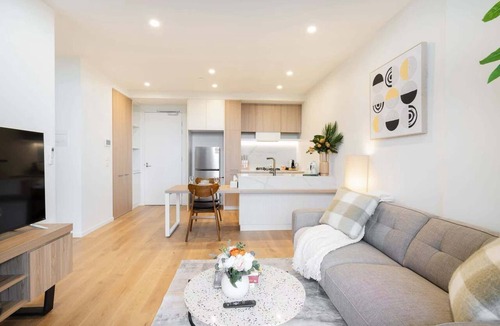 Heidelberg Heights Apartment | Ivanhoe Apartment: Balcony, Free Parking & Comfort