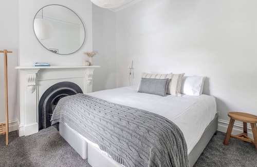 Collingwood House | Ivory Allure Crisp Collingwood Comfort