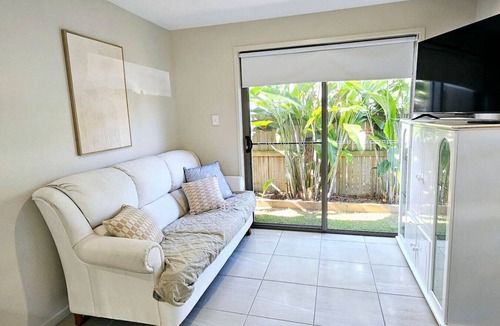 Beerwah Apartment | 'Jacaranda' @ Sunlight Swan - Beerwah - sleeps 6