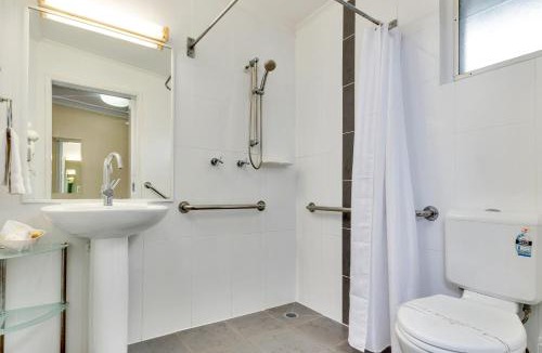 Warwick Hotel | Jackie Howe Motel