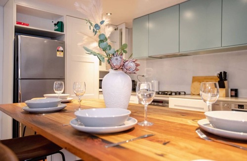 Redfern Apartment | Jacks Stylish Central Retreat w Free Parking