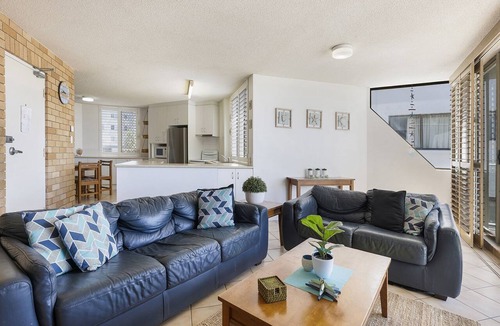 Kings Beach Apartment | Jamarkos Unit 4 Kings Beach QLD