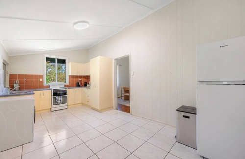 West Gladstone Apartment | Jamie's - Steps to Gladstone Hospital & City Centre