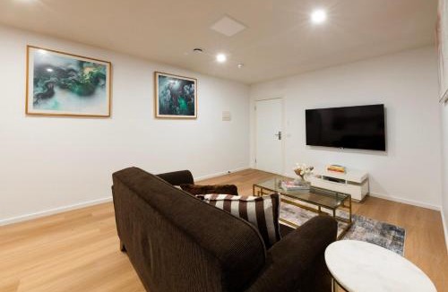 Ivanhoe Apartment | Jasandro Ivanhoe Base 19
