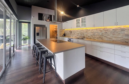 Ellalong House | Jasmine Escape |Architect-Designed Bush Retreat, Pool, Sunken Spa & Fire Pit
