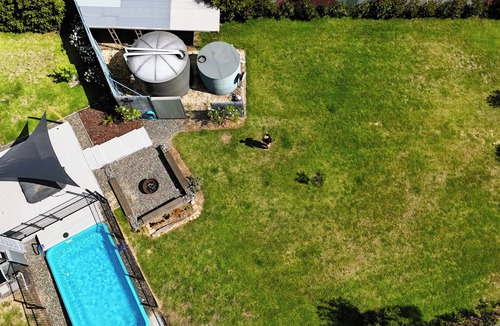 Ellalong House | Jasmine Escape |Architect-Designed Bush Retreat, Pool, Sunken Spa & Fire Pit