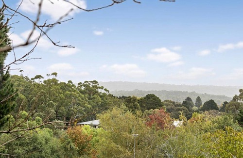 Daylesford Cottage | Jayda- *A split level home with a magical ambience *