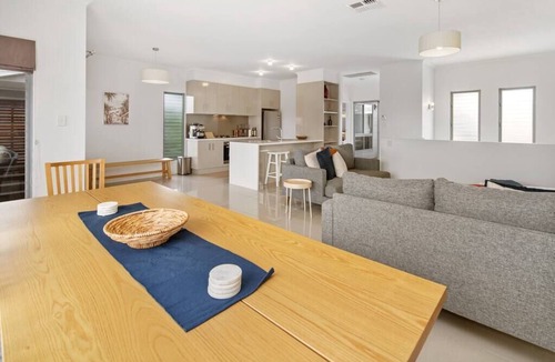 Aldinga Beach House | Jo's Sanctuary- 4 Bdrms, Sleeps 10, Beach & scrub