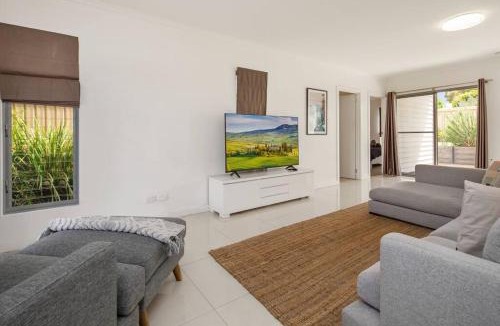 Aldinga Beach House | Jo's Sanctuary- 4 Bdrms Sleeps 10 Beach & scrub