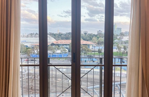 East Melbourne Apartment | Jolimont Views - Centrally located top floor apt overlooking MCG/Rod Laver